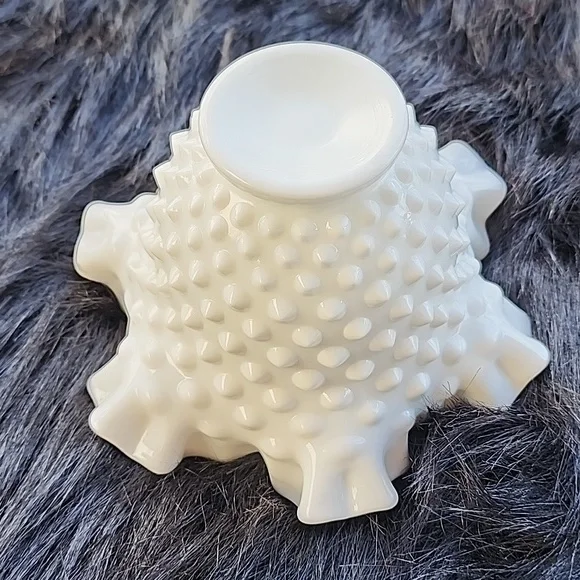 VINTAGE  RUFFLED  HOBNAIL MILK GLASS BOWL. - Picture 5 of 7